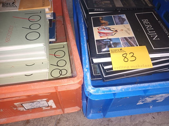 Lot 83 - boeken. 2 bakken - afbeelding 1 van  3