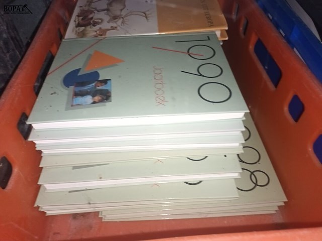 Lot 83 - boeken. 2 bakken - afbeelding 2 van  3