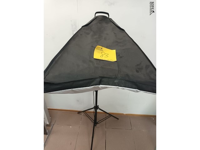 Lot 83 - fotostudio lamp - afbeelding 1 van  3