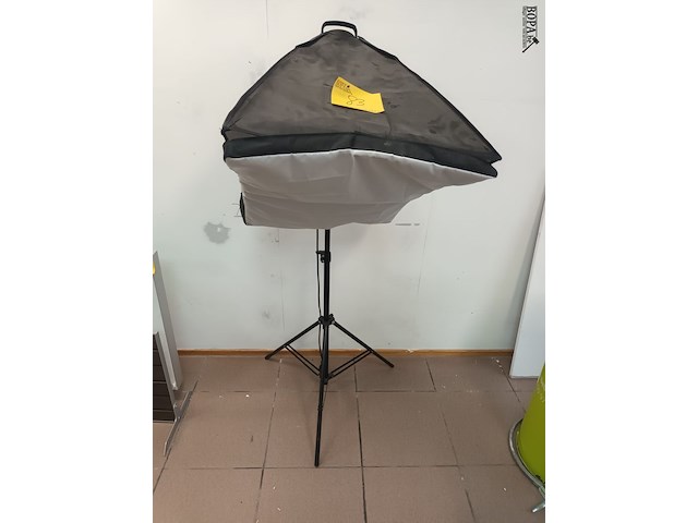 Lot 83 - fotostudio lamp - afbeelding 2 van  3