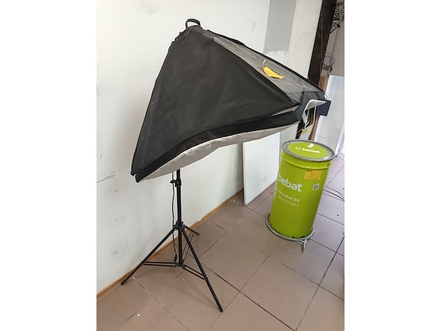 Lot 83 - fotostudio lamp - afbeelding 3 van  3