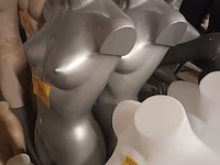 Lot 83 - grijze torso vrouw. 2 stuks - afbeelding 2 van  4