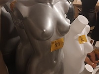 Lot 83 - grijze torso vrouw. 2 stuks - afbeelding 3 van  4