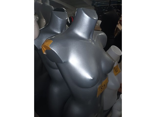 Lot 83 - grijze torso vrouw. 2 stuks - afbeelding 4 van  4