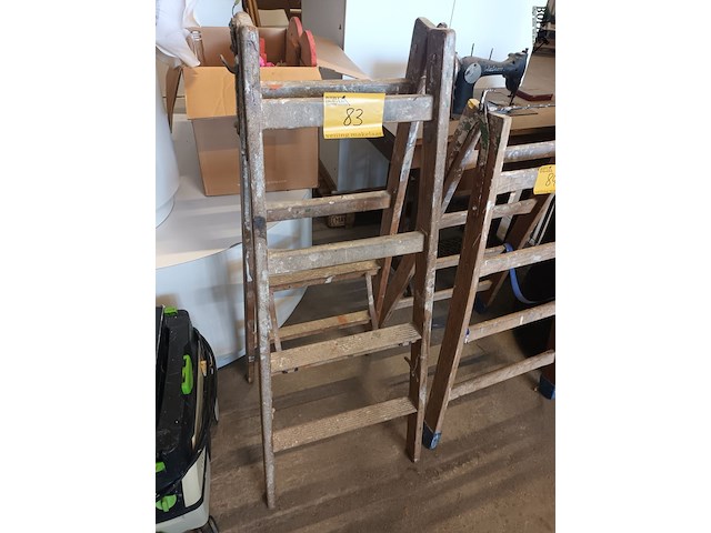 Lot 83 - houten dubbel trapladder - afbeelding 1 van  2