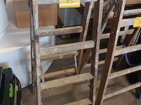 Lot 83 - houten dubbel trapladder - afbeelding 1 van  2