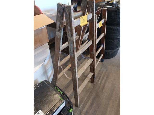 Lot 83 - houten dubbel trapladder - afbeelding 2 van  2