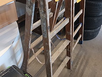 Lot 83 - houten dubbel trapladder - afbeelding 2 van  2