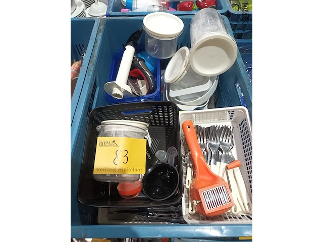 Lot 83 - huisraad. 1 bak - afbeelding 1 van  5