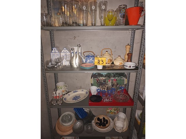 Lot 83 - keukengerei en huisraad. inhoud rek - afbeelding 1 van  5