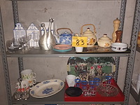 Lot 83 - keukengerei en huisraad. inhoud rek - afbeelding 1 van  5