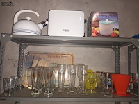 Lot 83 - keukengerei en huisraad. inhoud rek - afbeelding 2 van  5