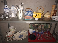 Lot 83 - keukengerei en huisraad. inhoud rek - afbeelding 3 van  5