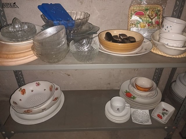 Lot 83 - keukengerei en huisraad. inhoud rek - afbeelding 5 van  5
