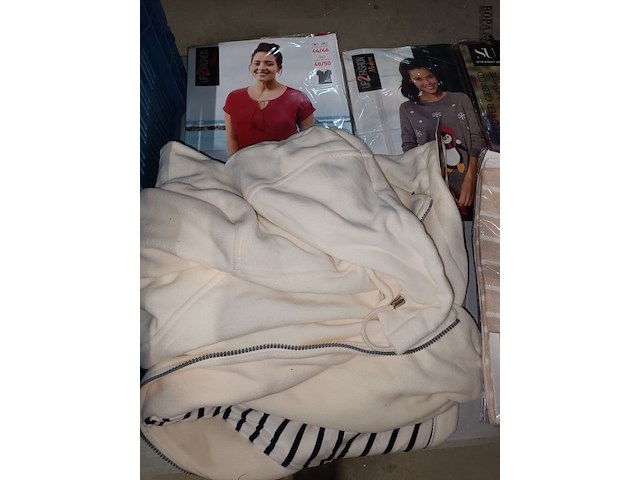 Lot 83 - kledij. 13 stuks - afbeelding 3 van  6