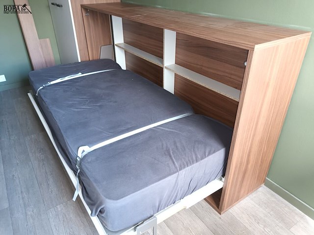 Lot 83 - kleerkast en opklapbed - afbeelding 3 van  4