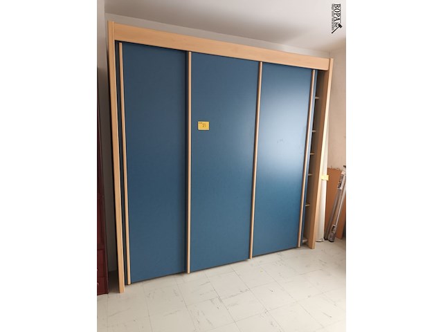 Lot 83 - kleerkast met 3 schuifdeuren - afbeelding 1 van  4