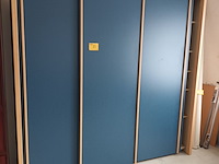 Lot 83 - kleerkast met 3 schuifdeuren - afbeelding 1 van  4