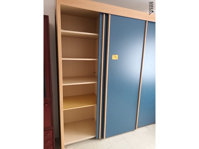 Lot 83 - kleerkast met 3 schuifdeuren - afbeelding 2 van  4