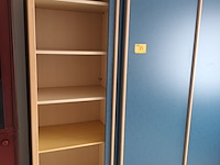 Lot 83 - kleerkast met 3 schuifdeuren - afbeelding 2 van  4