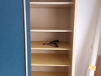 Lot 83 - kleerkast met 3 schuifdeuren - afbeelding 4 van  4