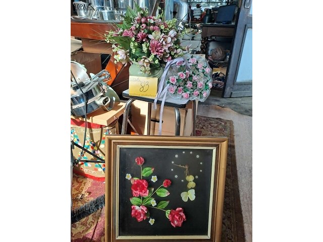 Lot 83 - kunstbloemen bruidsboeket en opgevulde vaas - klok bloemen e - afbeelding 1 van  2