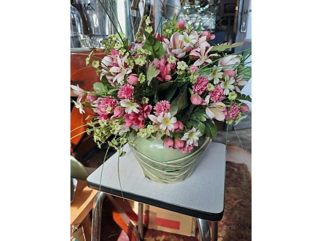 Lot 83 - kunstbloemen bruidsboeket en opgevulde vaas - klok bloemen e - afbeelding 2 van  2