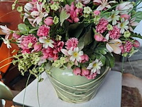 Lot 83 - kunstbloemen bruidsboeket en opgevulde vaas - klok bloemen e - afbeelding 2 van  2
