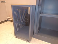 Lot 83 - lage roldeurkast en computerkast - afbeelding 2 van  4