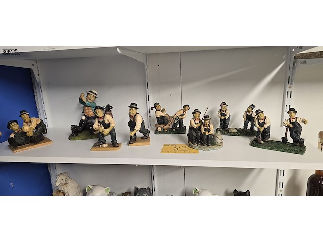 Lot 83 - laurel & hardy beeldjes 8 stuks - afbeelding 1 van  8