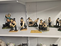 Lot 83 - laurel & hardy beeldjes 8 stuks - afbeelding 1 van  8