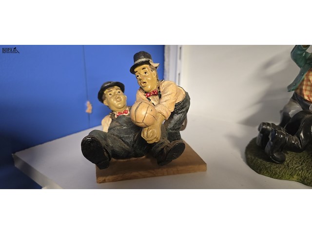 Lot 83 - laurel & hardy beeldjes 8 stuks - afbeelding 2 van  8