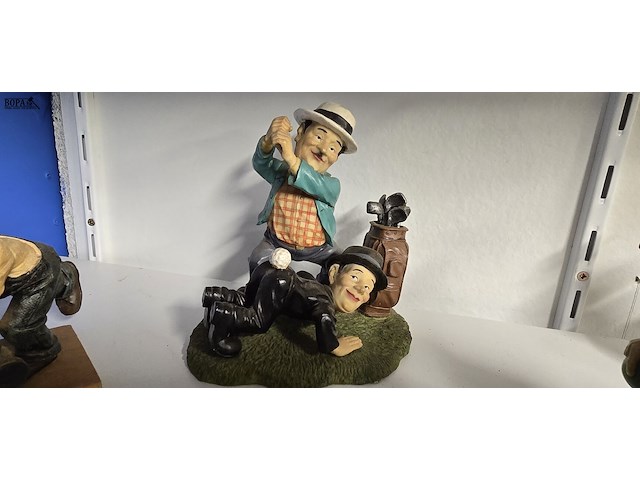 Lot 83 - laurel & hardy beeldjes 8 stuks - afbeelding 3 van  8