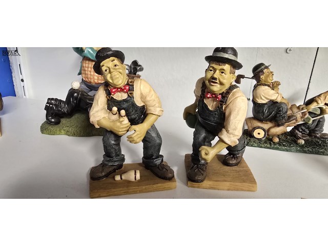 Lot 83 - laurel & hardy beeldjes 8 stuks - afbeelding 4 van  8