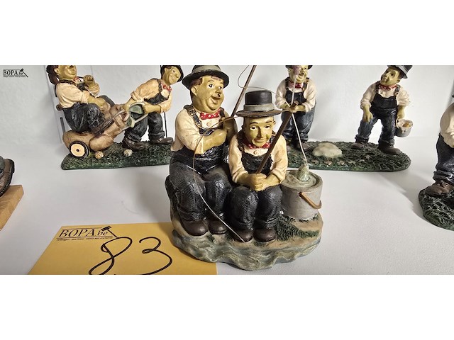 Lot 83 - laurel & hardy beeldjes 8 stuks - afbeelding 5 van  8
