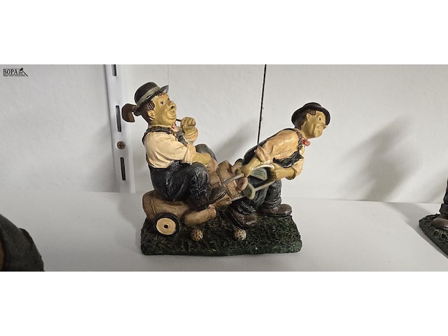 Lot 83 - laurel & hardy beeldjes 8 stuks - afbeelding 6 van  8