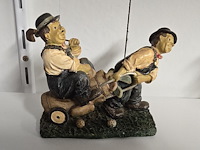 Lot 83 - laurel & hardy beeldjes 8 stuks - afbeelding 6 van  8