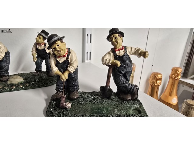 Lot 83 - laurel & hardy beeldjes 8 stuks - afbeelding 7 van  8