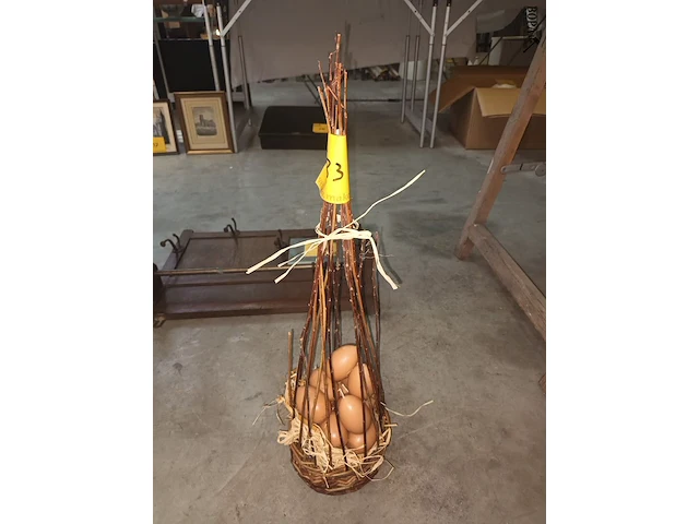 Lot 83 - mand met kaarsen - afbeelding 1 van  2