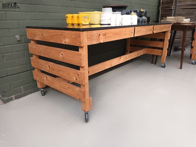 Lot 83 - mobiele houten werktafel - afbeelding 1 van  2