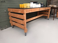Lot 83 - mobiele houten werktafel - afbeelding 1 van  2