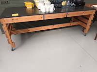 Lot 83 - mobiele houten werktafel - afbeelding 2 van  2