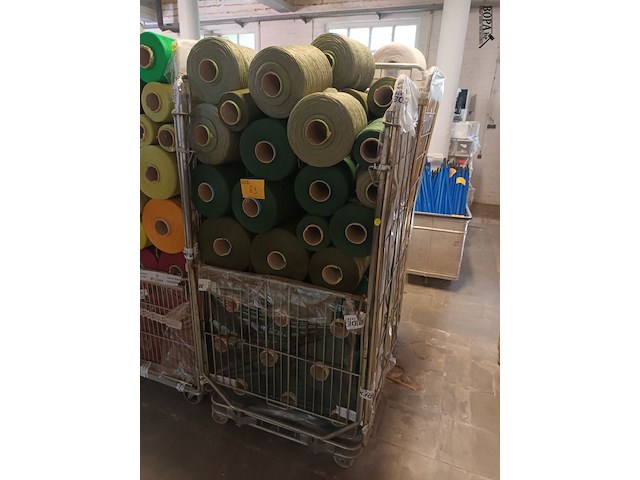 Lot 83 - rolcontainer met bobijnen garen - afbeelding 1 van  3