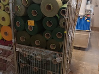 Lot 83 - rolcontainer met bobijnen garen - afbeelding 1 van  3