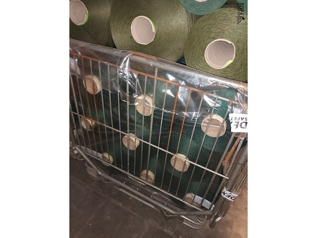 Lot 83 - rolcontainer met bobijnen garen - afbeelding 3 van  3