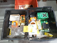 Lot 83 - schroeven en pluggen - afbeelding 1 van  4