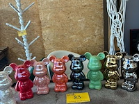 Lot 83 - the bear - beeldjes jeff koons - metallic en parelmoer - afbeelding 1 van  2
