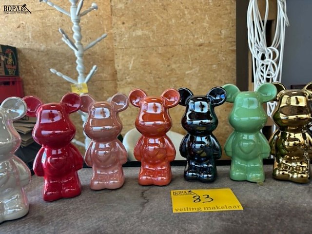 Lot 83 - the bear - beeldjes jeff koons - metallic en parelmoer - afbeelding 2 van  2