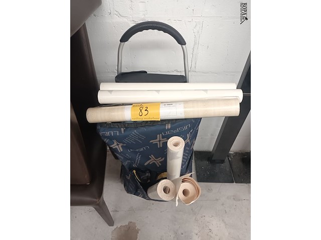 Lot 83 - trolley met behangpapier - afbeelding 1 van  3