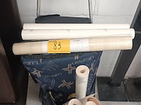 Lot 83 - trolley met behangpapier - afbeelding 1 van  3